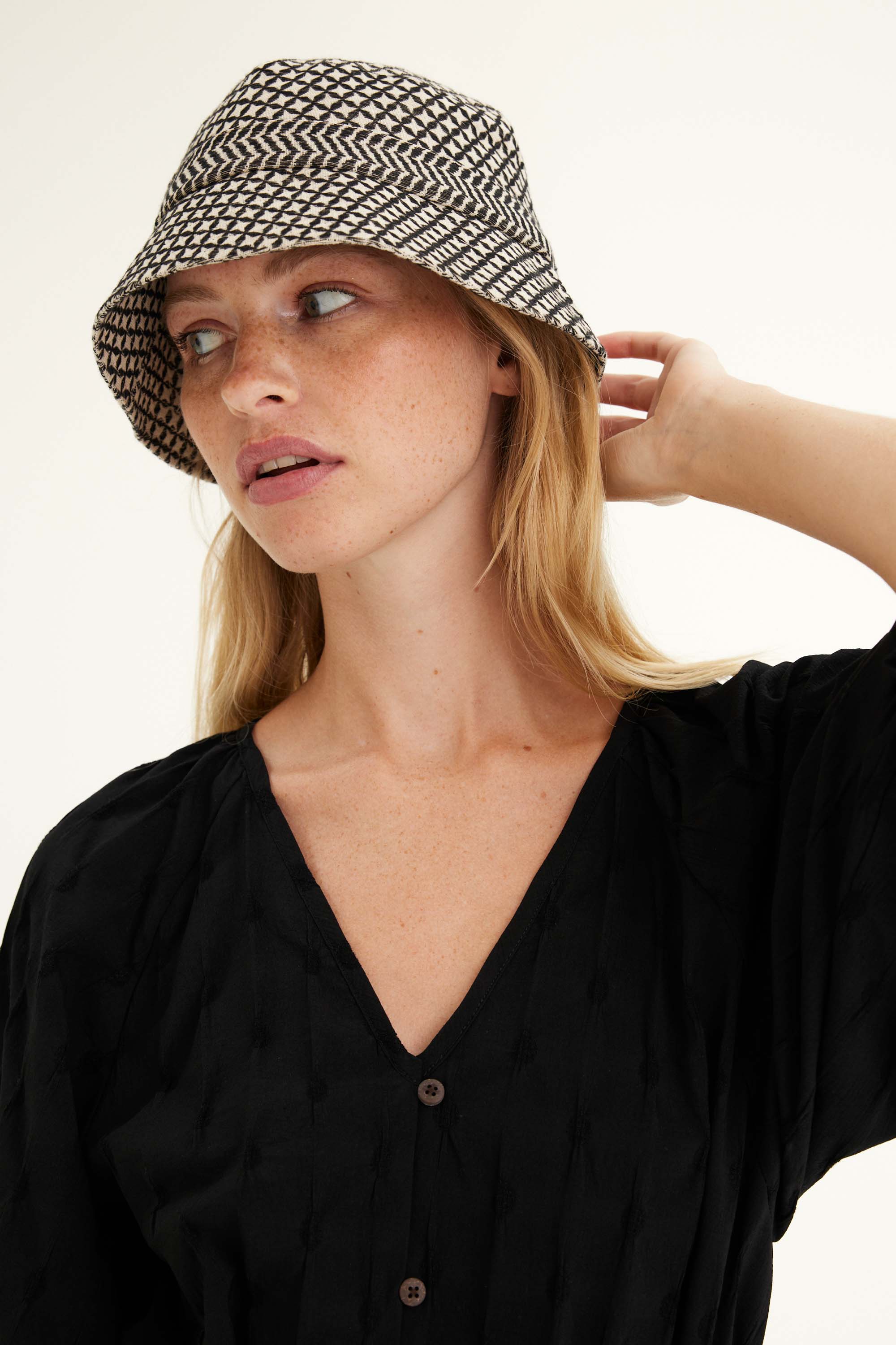 SUMMERY Copenhagen Mio Bucket Hat Accessories 635 Ecru & Black