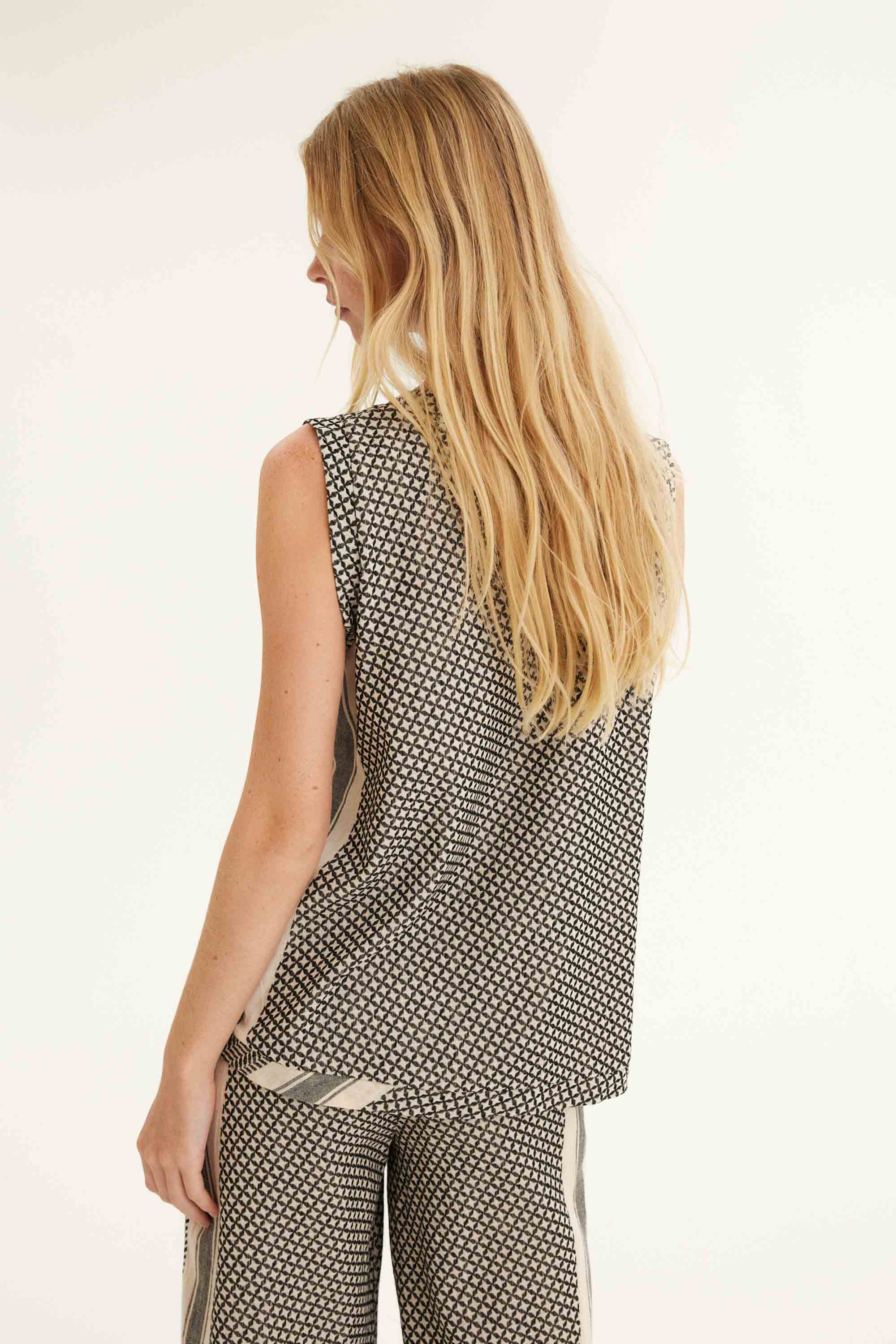 SUMMERY Copenhagen Shirt V No Sleeves Top 635 Ecru & Black